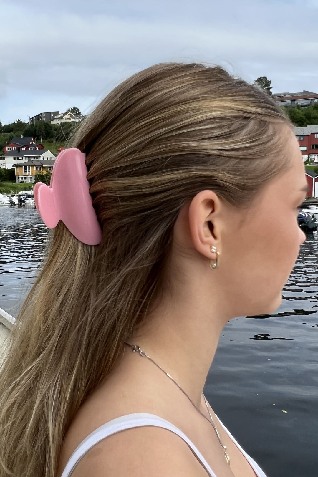 Sistie Hårklype Carla Hair Claw In Clear Pink